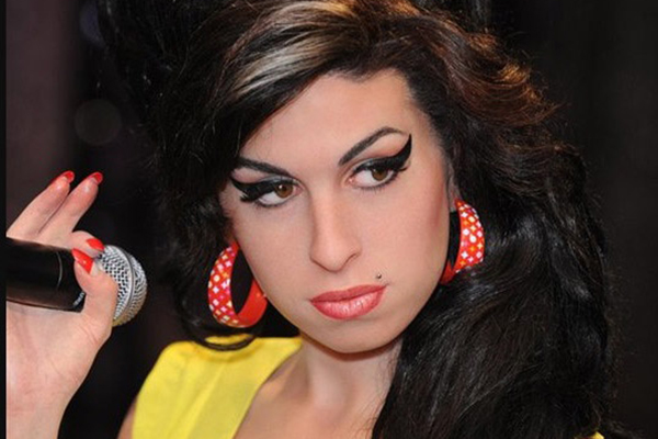Na sexta-feira (23) completou uma década da morte da cantora britânica Amy Winehouse